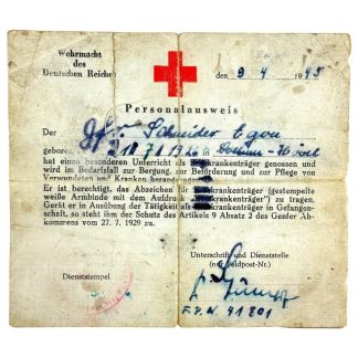 Originaler Wehrmacht Sanitäts-Personalausweis ausgestellt am 9. April 1945 in Berlin-Weißensee für Egon Schneider, geboren 1926. Seltenes spätes Kriegsdokument für Sanitäter (Krankenträger) mit rotem Kreuz, persönlicher Eintragung, Dienststempel und handschriftlicher Signatur. Historisch wertvolles Sanitäter-Dokument aus der Endphase des Zweiten Weltkriegs in Berlin – begehrtes Sammlerstück für Wehrmacht Sanitäter, Rotes Kreuz und 1945 Berlin Militaria Sammler.