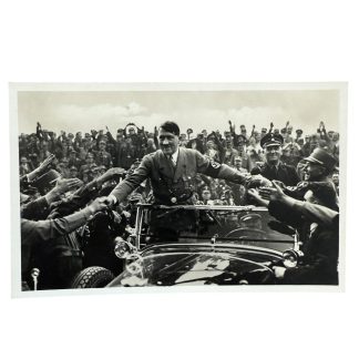 Original historisches Foto-Postkarte Adolf Hitler im offenen Wagen, umgeben von jubelnden Menschenmengen während der NS-Zeit im Zweiten Weltkrieg.