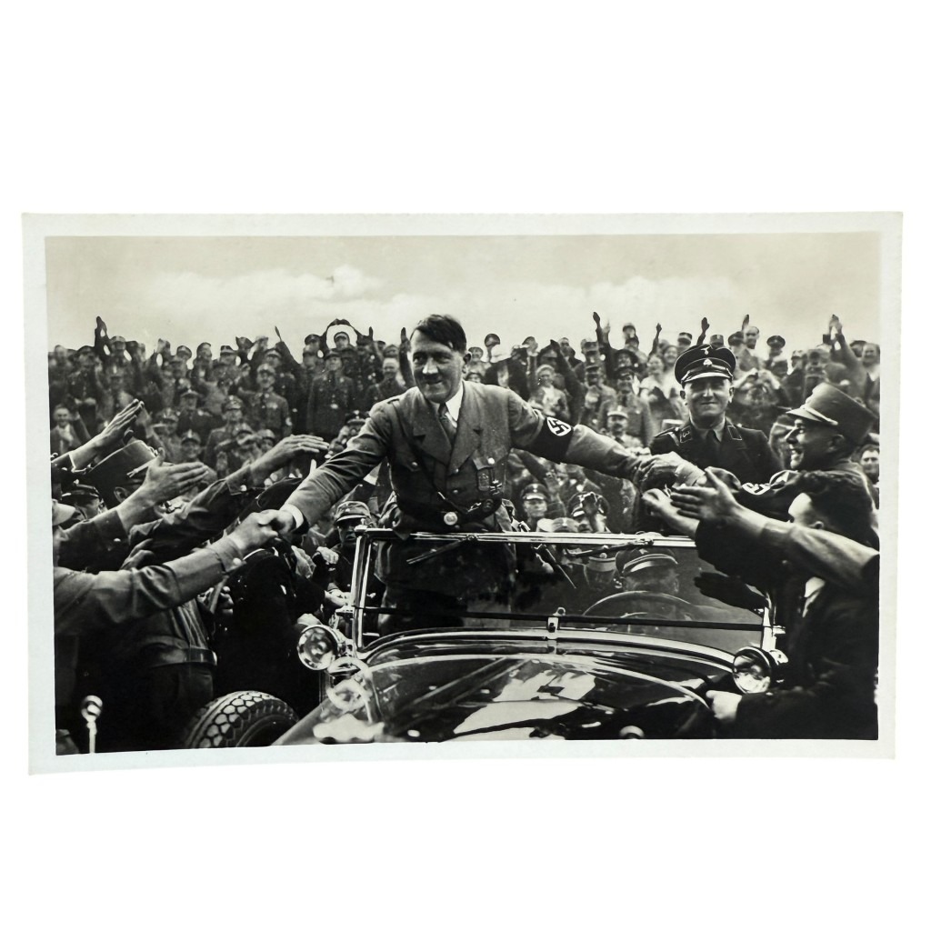 Original historisches Foto-Postkarte Adolf Hitler im offenen Wagen, umgeben von jubelnden Menschenmengen während der NS-Zeit im Zweiten Weltkrieg.