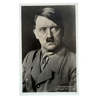 Cartolina storica tedesca originale della Seconda Guerra Mondiale, con ritratto in bianco e nero di Adolf Hitler in uniforme, con la scritta 'Reichskanzler Adolf Hitler' in basso.