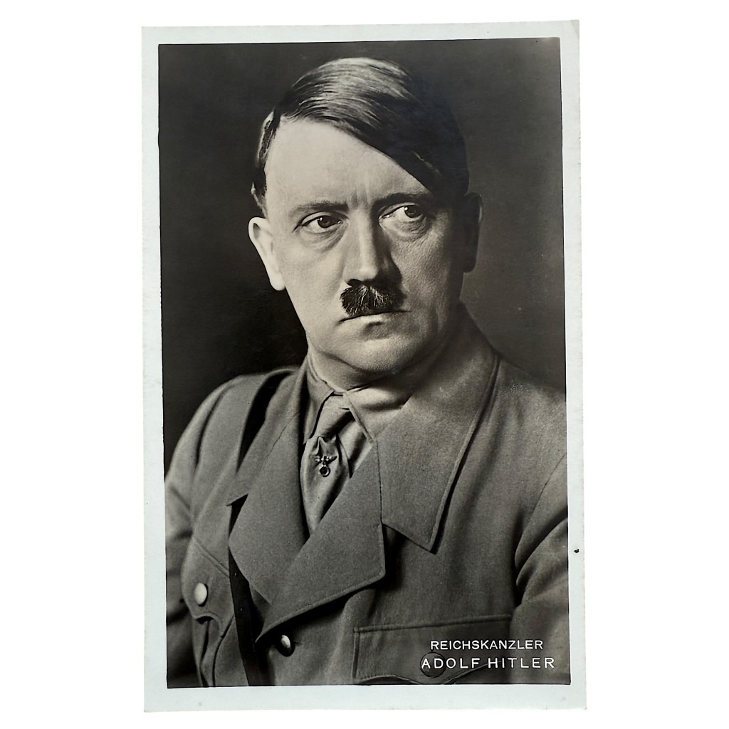 Cartolina storica tedesca originale della Seconda Guerra Mondiale, con ritratto in bianco e nero di Adolf Hitler in uniforme, con la scritta 'Reichskanzler Adolf Hitler' in basso.