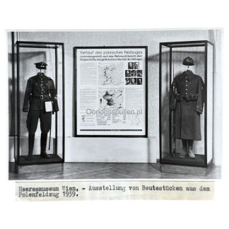 Oryginalne zdjęcie prasowe: Heeresmuseum Wiedeń, dwa polskie mundury i centralna plansza operacyjna – trofea z kampanii polskiej 1939, kolekcja militariów.