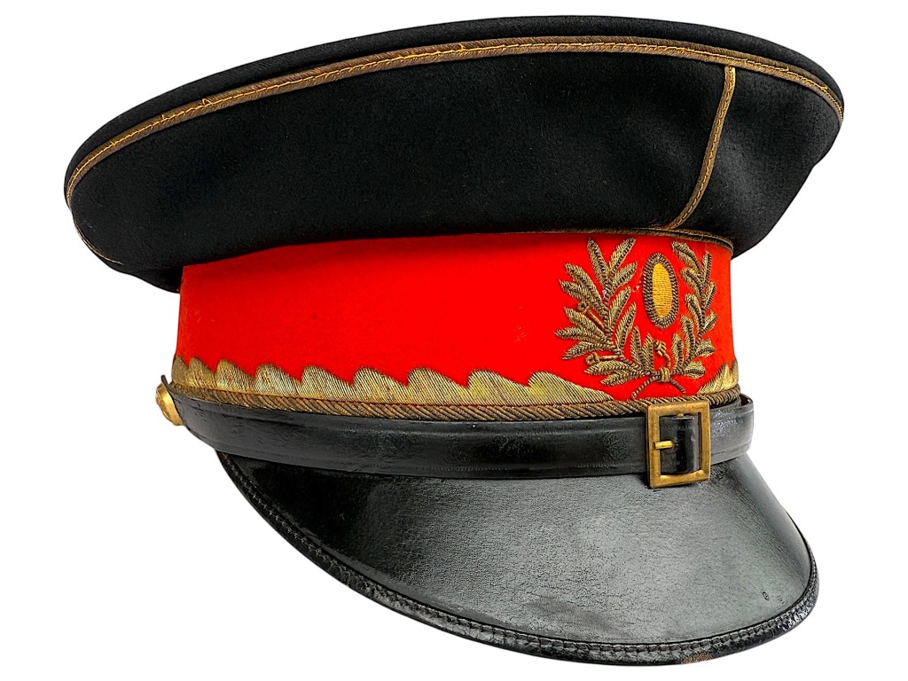 Originele Nederlandse leger generaals pet M1912, pre 1940 gala-uniform ceremoniële vizierpet met rood band en goud borduursel, verzamelaarsobject Nederlands leger hoofddeksel.