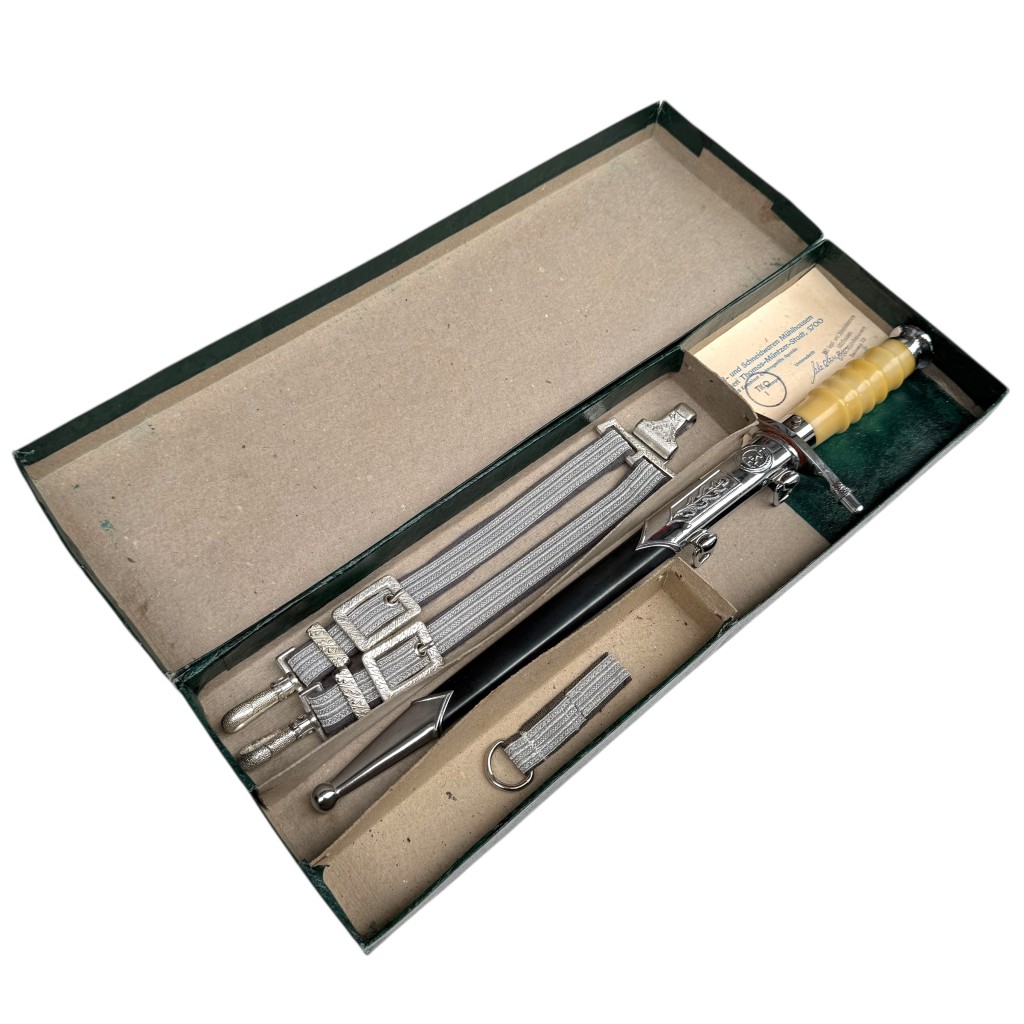 NVA Land and Air Forces dagger with ivory grip, silver fittings, suspension straps and belt loop in storage box – DDR army dagger set.