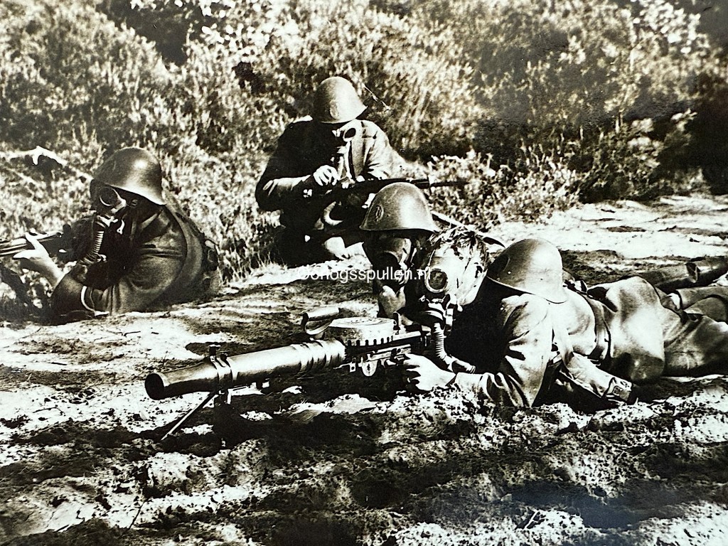 Original Pre 1940 Dutch army photo Lewis machine gun
