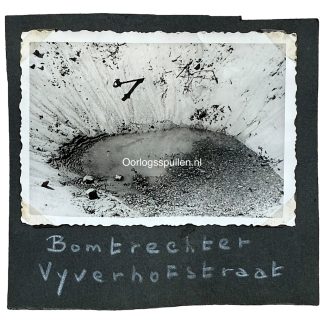 Foto van het bombardement te Rotterdam in mei 1940. De foto toon een krater in de Vijverhofstaat.