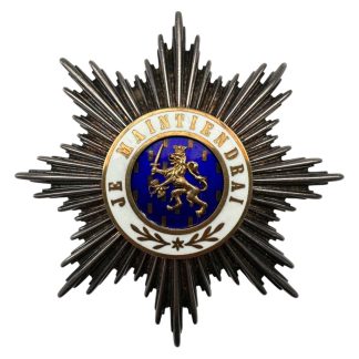 Borstster van het Grootkruis in de Orde van Oranje-Nassau, zilveren en geëmailleerde onderscheiding met het Nederlandse rijkswapen en het motto “Je Maintiendrai”, vervaardigd door de ’s Rijksmunt in Utrecht. Historische Nederlandse koninklijke orde, ideaal voor onderscheidingen- of medailleverzamelaars.