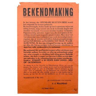 Deze originele Nederlandse poster, gedateerd 8 mei 1945, werd uitgegeven door de Commissaris van Politie in Wassenaar, J.J. Maandag, vlak na de bevrijding.