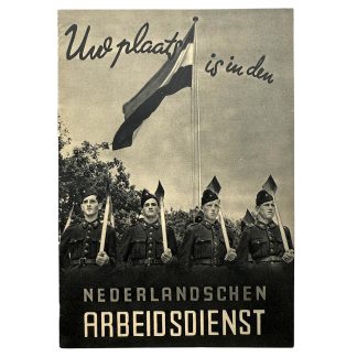 Originele Nederlandsche Arbeidsdienst brochure uit de Tweede Wereldoorlog met foto van marcherende leden onder de Nederlandse vlag. Zeldzaam collaboratie drukwerk, interessant voor NAD- en WOII-verzamelaars.