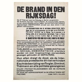 Originele zeldzame propagandaposter uit 1933 van de Communistische Partij Holland (CPH) met de titel “De Brand in den Rijksdag!”. Nederlandse anti-fascistische poster die reageert op de Rijksdagbrand in Berlijn en oproept tot solidariteit met Torgler, Dimitrof en Thälmann. Historisch politiek affiche in goede conditie, ideaal voor verzamelaars van communistische en Tweede Wereldoorlog posters.