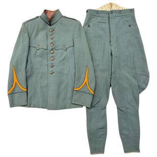 Origineel Nederlands leger buitenmodel manschappen uniform 1940, sergeant infanterie, compleet met tuniek en rijbroek, groen-grijs wol met gele sergeant rangchevrons, vooroorlogs leger uniform Nederland mei 1940.