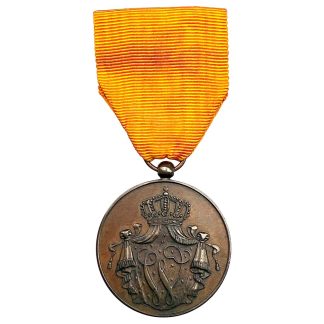 Originele Nederlandse “Voor Trouwe Dienst – Koninklijke Marine” bronzen medaille, pre-1940, met het koninklijk wapen en gekruiste ankers. Uitgereikt aan leden van de Koninklijke Marine voor langdurige en loyale dienst. Voorzijde met kroon en ankers, keerzijde met koninklijk monogram onder kroonmantel. Compleet met origineel oranje lint, symbool van het Huis van Oranje-Nassau. Zeldzaam militair verzamelobject voor marine- en onderscheidingenverzamelaars.