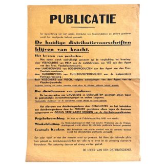 Originele Distributiedienst publicatieposter uit de bevrijdingsperiode, met aankondiging dat de distributievoorschriften van kracht blijven. Oorlogsdocument voor boeren, vissers, tuinders en detaillisten over voedselvoorziening, prijsbeheersing en distributiebonnen. Zeldzame Tweede Wereldoorlog poster, 47 x 34 cm, interessant verzamelobject voor WOII- en distributiedienstverzamelaars.