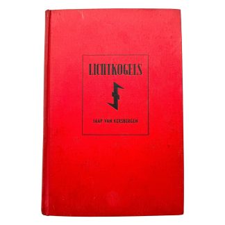 Origineel Nederlands NSB W.A.-boek “Lichtkogels” van Jaap van Kersbergen uit de Tweede Wereldoorlog. Rode hardcover met zwart embleem op de kaft. Zeldzame nationaalsocialistische uitgave, interessant voor NSB- en WOII-verzamelaars.