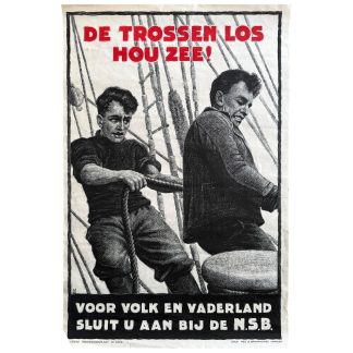 Originele NSB-propagandaposter uit de Tweede Wereldoorlog met de leus “De trossen los, hou zee!”, gedrukt door Mes & Bronkhorst in Haarlem. Afgebeeld zijn twee mannen op een schip die samen aan touwen trekken – symbool voor kameraadschap en toewijding aan volk en vaderland. Zeldzame Nederlandse collaboratieposter, formaat 45 x 30 cm, met lichte gebruikssporen en kleine beschadiging linksonder. Ideaal voor NSB- en WOII-verzamelaars.
