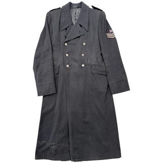 Originele Nederlandse politie-overjas uit 1942 van politieagent Stellema uit Hilversum – zeldzame Tweede Wereldoorlog jas met Britse vlag embleem, gedragen tijdens en kort na de bevrijding, historisch WOII verzamelobject uit Hilversum.