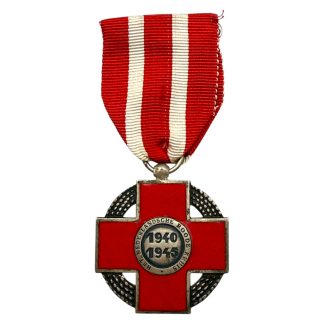 Nederlandse Rode Kruis Medaille 1940–1945 – originele Tweede Wereldoorlog onderscheiding van Het Nederlandsche Roode Kruis. Rood geëmailleerd kruis met zilverkleurige cirkel en inscriptie “HET NEDERLANDSCHE ROODE KRUIS 1940–1945”, rood-wit lint. Authentieke WOII medaille, ideaal voor medailleverzamelaars en militaire geschiedenis collecties.