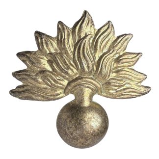 Origineel WWII Nederlands Schalkhaar / Staatspolitie petembleem, zeldzaam messing insigne met vlammende granaatmotief, gedragen door de Nederlandse Staatspolitie onder Duitse bezetting (1941–1945). Authentiek metalen embleem met dubbele bevestigingspinnen, gewild verzamelobject voor liefhebbers van Nederlandse politie- en collaboratie-uitrusting uit de Tweede Wereldoorlog.