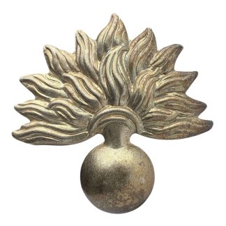 Dit metalen pet embleem is in goede conditie en werd gedragen door de Nederlandse Schalkhaar- of Staatspolitie tijdens de Tweede Wereldoorlog.