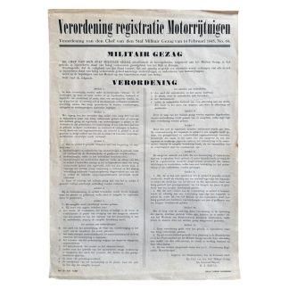 Originele verordening van het Militair Gezag, uitgegeven in Nijmegen op 14 februari 1945 door generaal-majoor H.J. Kruls, getiteld “Verordening registratie Motorrijtuigen”. Zeldzame Tweede Wereldoorlog poster gedrukt door drukkerij Thieme in Nijmegen, met details over registratie van motorvoertuigen in bevrijd gebied. Historisch document uit de bevrijdingsperiode, 40 x 28 cm, ideaal voor verzamelaars van WOII en Nijmegen-memorabilia.