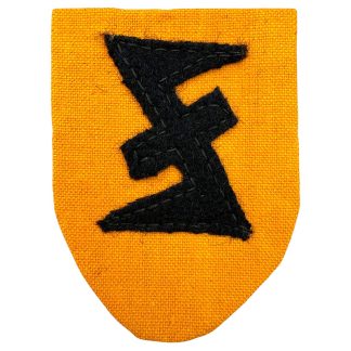 Originele Vlaamse NSKK / Zwarte Brigade mouwschild uit de Tweede Wereldoorlog, geel schild met zwart wolvilten runisch embleem, handgenaaid op kartonversteviging; zeldzaam collaboratie-insigne gezocht door verzamelaars van Vlaams WOII-collaboratiemateriaal, NSKK Vlaanderen en Zwarte Brigade uniformstukken.
