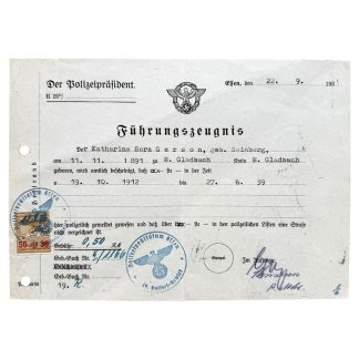 Original deutsches Führungszeugnis von 1939, ausgestellt vom Polizeipräsidenten in Essen für Katharina Sara Gerson aus Mönchengladbach, mit Reichsadler- und Hakenkreuzstempel, Polizeistempel, handschriftlichen Einträgen und 50 Reichspfennig Steuermarke – seltenes Polizei-Dokument aus dem Zweiten Weltkrieg für Militaria-Sammler.