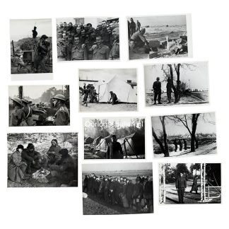 Oryginalne zdjęcia z II wojny światowej przedstawiające polskich żołnierzy z Polish Army Film Unit w służbie alianckiej w latach 1941–1942; obóz wojskowy, szkolenie, sprzęt radiowy, czołgi, żołnierze i jeńcy wojenni – rzadki materiał historyczny dla kolekcjonerów militariów i polskiej historii wojskowej.