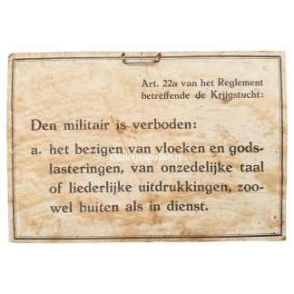 Origineel Nederlands leger waarschuwingsbord Pre 1940 – Reglement betreffende de Krijgstucht Artikel 22a – kartonnen bord 26x18 cm – militair verzamelobject mobilisatieperiode – vooroorlogs Nederlands leger memorabilia – zeldzaam origineel militair bordje met oude spelling “den militair” – collectie Nederlandse mobilisatie 1939-1940.