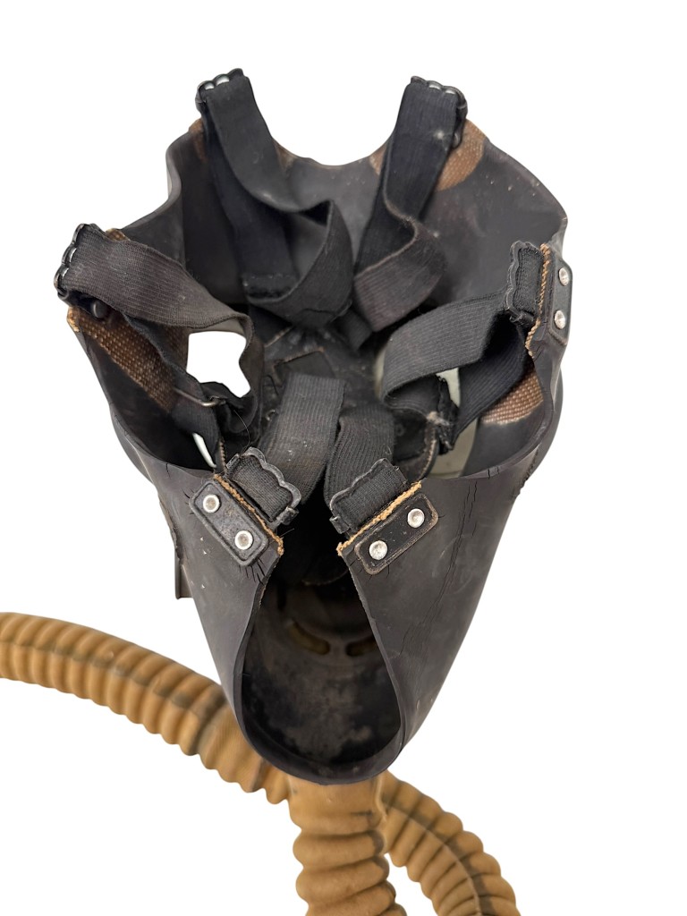Original WWII British No 4. MK III Gas mask - Image 7