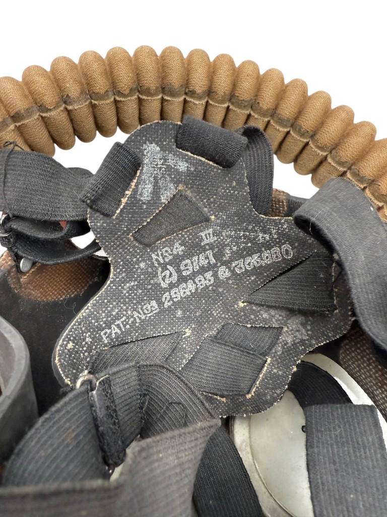 Original WWII British No 4. MK III Gas mask - Image 8