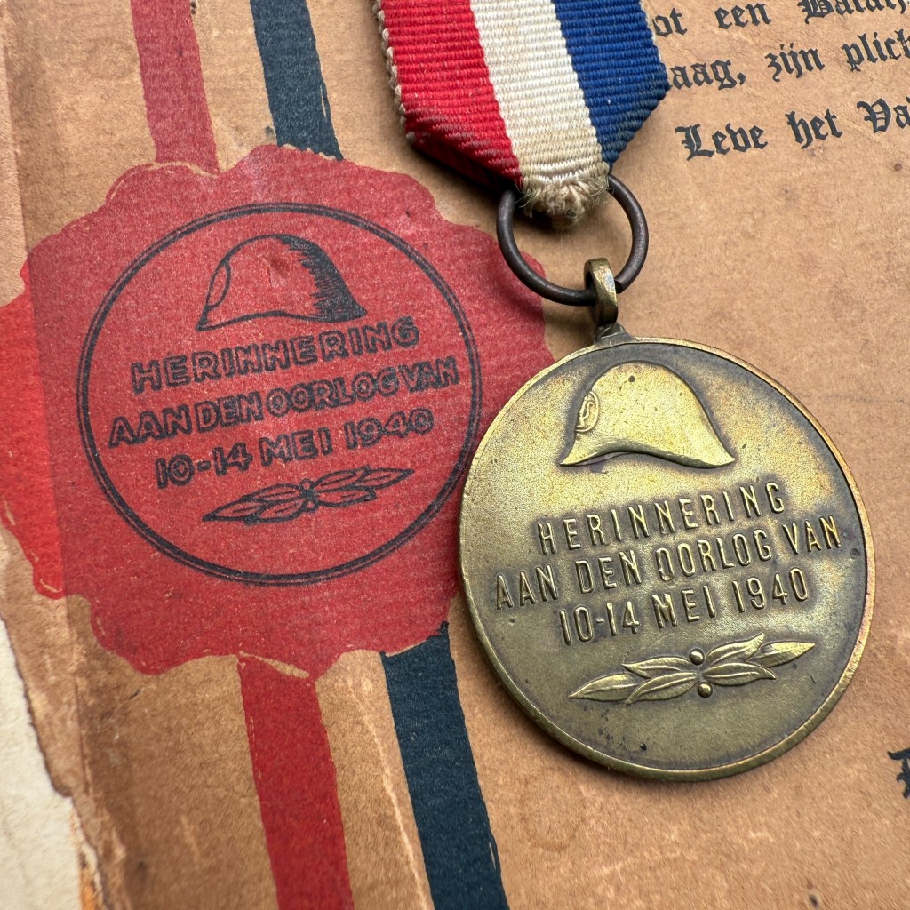 Original WWII Dutch army 'Herinnering aan den oorlog van 10–14 mei 1940' medal with citation