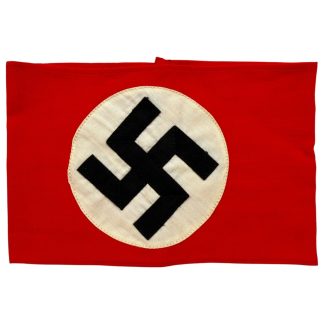 Die Armbinde war Teil der Parteiuniformen der NSDAP und diente als Erkennungszeichen der politischen Loyalität zur nationalsozialistischen Bewegung und ist vollständig mit RZM-Etikett.