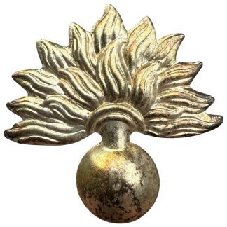 Dit metalen pet embleem is in goede conditie en werd gedragen door de Nederlandse Schalkhaar- of Staatspolitie tijdens de Tweede Wereldoorlog.