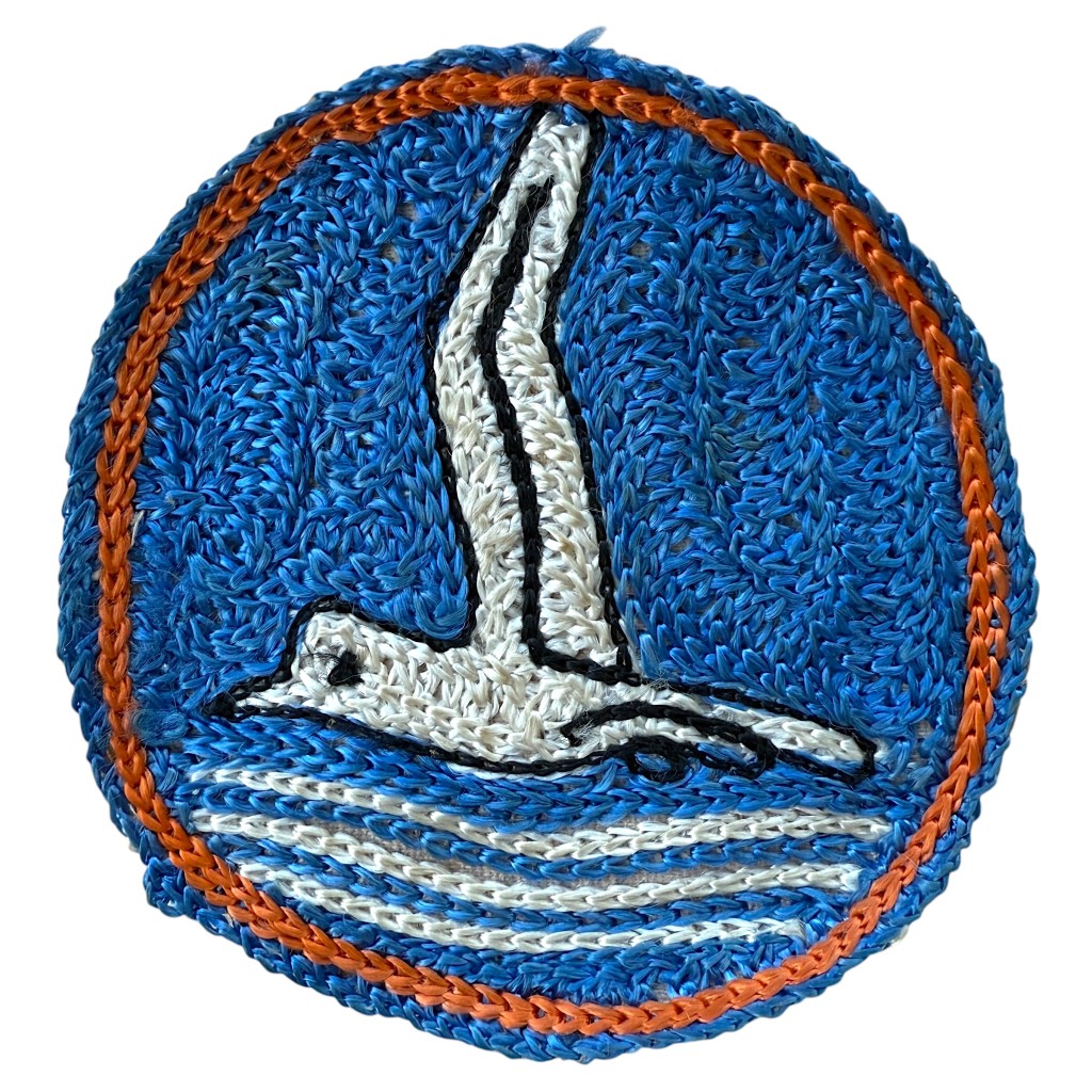 Origineel Tweede Wereldoorlog armembleem van de Nederlandse Nationale Jeugdstorm, handgeborduurd meeuw-embleem in blauw, wit en oranje; historisch collaboratie-insigne voor WOII verzamelaars.