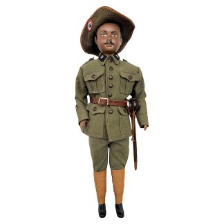 Zeldzame 37 cm compositiepop uit de jaren 30 van een KNIL militair, met olijfgroen uniform, tropenhoed met kokarde en Klewang sabel; historisch militair verzamelobject voor KNIL en Nederlands-Indië verzamelaars.