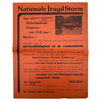 Originele Nationale Jeugdstorm propaganda­poster uit Hilversum, Nederlandse vooroorlogse jeugdbeweging op oranje papier; gewild bij verzamelaars van Hilversum-geschiedenis en Tweede Wereldoorlog materiaal.