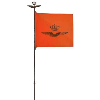Originele circa 1948 Koninklijke Luchtmacht autovlag met metalen stok, vroeg KLu-embleem met gekroonde adelaar, dubbelzijdige oranje vlag, zeldzaam Nederlands luchtmacht verzamelobject.