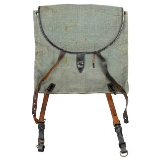 Originele pre-1940 Nederlandse Politietroepen ransel van groen canvas met leren riemen, compleet met gespen en bevestigingen; vroeg mobilisatiemodel ideaal voor verzamelaars van Nederlands leger en Politietroepen uitrusting uit het interbellum.