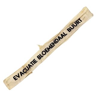 Originele Tweede Wereldoorlog Luchtbeschermingsdienst armband uit Bloemendaal, Nederlandse LBD evacuatie armband met zwarte opdruk “Evacuatie Bloemendaal Buurt”, zeldzaam civiel bescherming memorabilia voor WOII en Bloemendaal verzamelaars.