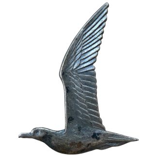 Origineel Nationale Jeugdstorm Karpoets-embleem uit de Tweede Wereldoorlog; metalen meeuw-insigne met duidelijke detaillering, zeldzaam collaboratie-item voor WOII verzamelaars.