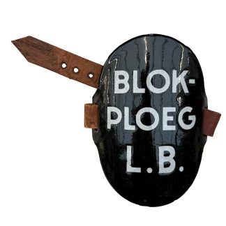 Originele Tweede Wereldoorlog Luchtbeschermingsdienst armbandplaat ‘Blokploeg L.B.’ met lederen riempjes — zeldzaam LBD-item voor WOII en luchtbescherming verzamelaars.