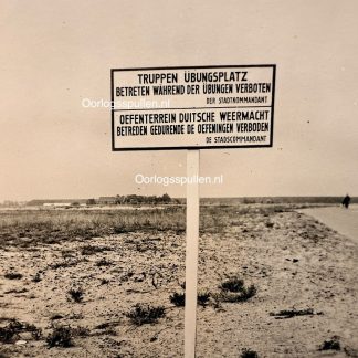 Originele Tweede Wereldoorlog foto van een Duits Wehrmacht oefenterrein met tweetalig waarschuwingsbord (Duits/Nederlands), gedrukt op Agfa Lupex fotopapier — historisch WOII beeldmateriaal voor verzamelaars.