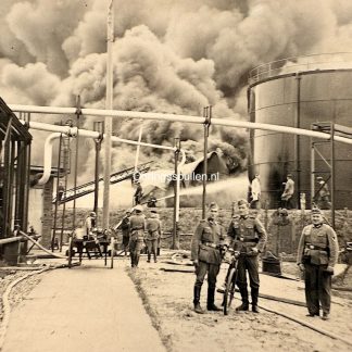 Deze Duitse foto, gemaakt kort na het bombardement op de Matex in Vlaardingen tijdens de Tweede Wereldoorlog.