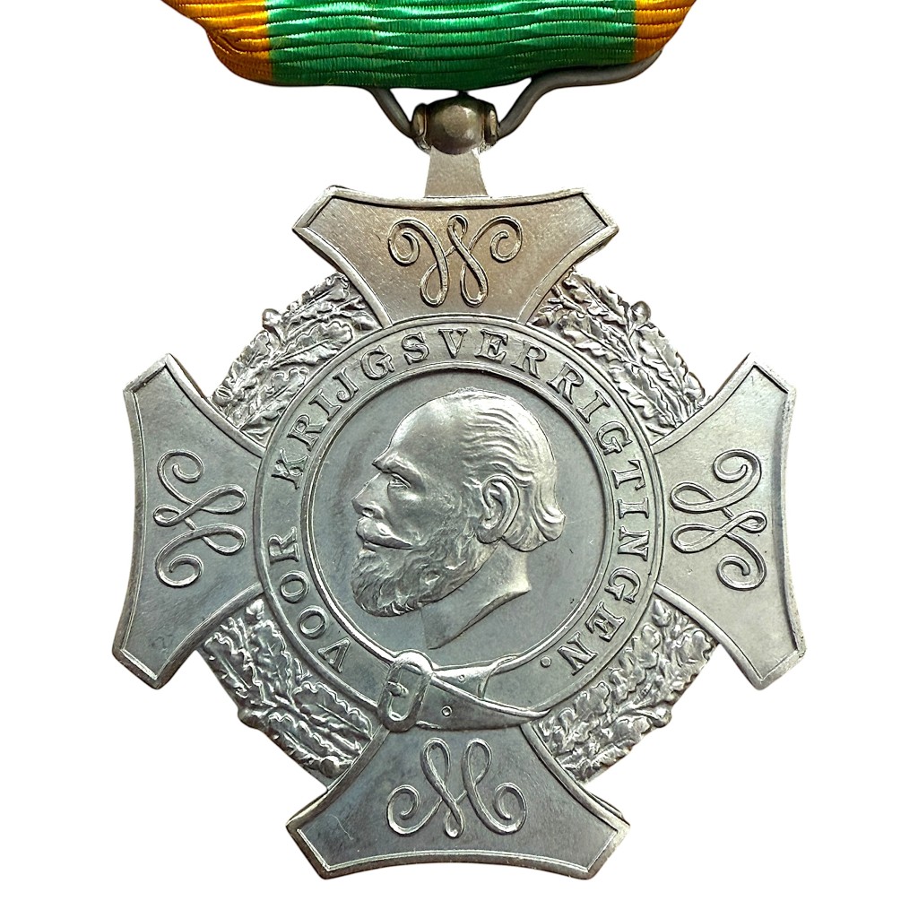 Zeldzaam Nederlands Kruis voor Krijgsverrichtingen (1869) in near-mint conditie. Perfect voor verzamelaars van Nederlandse militaire onderscheidingen en militaria.
