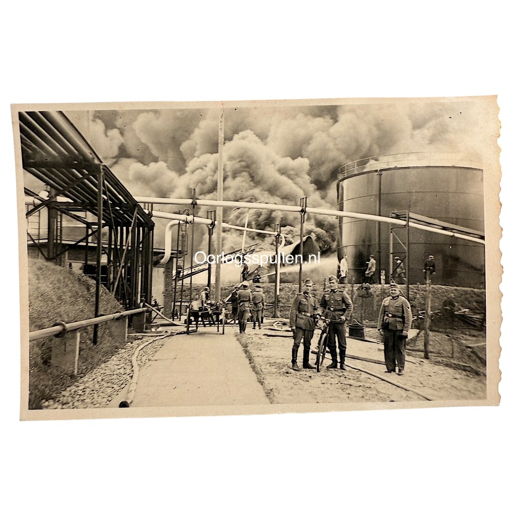 Deze Duitse foto, gemaakt kort na het bombardement op de Matex in Vlaardingen tijdens de Tweede Wereldoorlog.