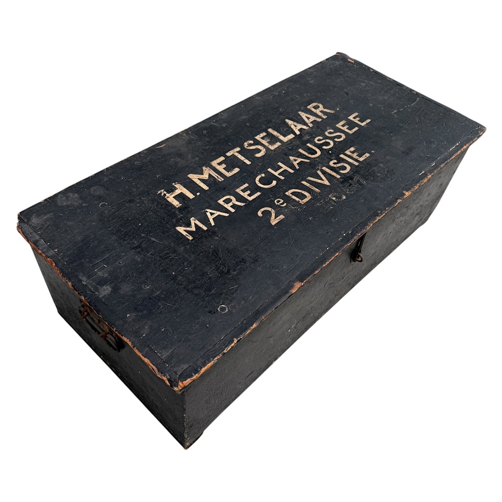 Originele Nederlandse Marechaussee kist Pre 1940 met opschrift H. Metselaar 2e Divisie
