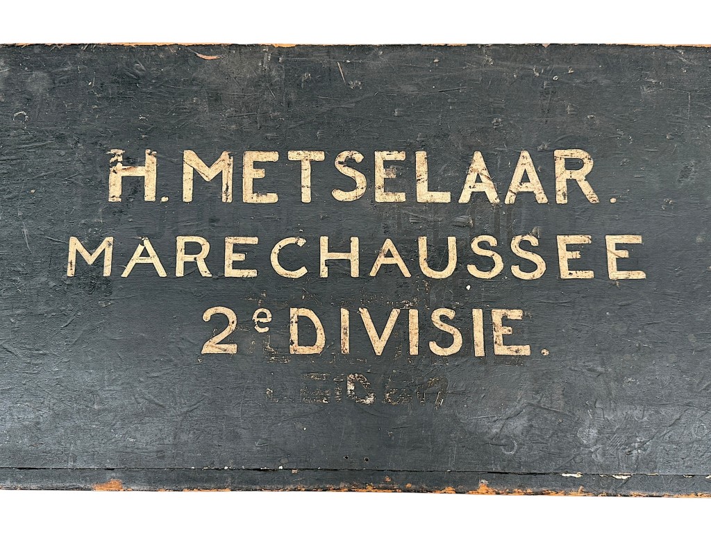 Originele Nederlandse Marechaussee kist Pre 1940 met opschrift H. Metselaar 2e Divisie