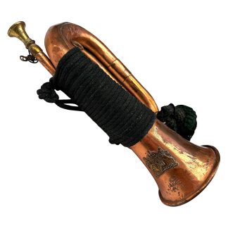 Pre-1940 Nederlandse legerhoorn uit 1902 van M.J.H. Kessels Tilburg, originele koperen militaire bugle met Nederlands wapen, compleet met groen koord en kwast – vroeg 20e eeuw Koninklijk Nederlands Leger verzamelobject.