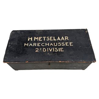 Originele Nederlandse Marechaussee kist Pre 1940 met opschrift H. Metselaar 2e Divisie