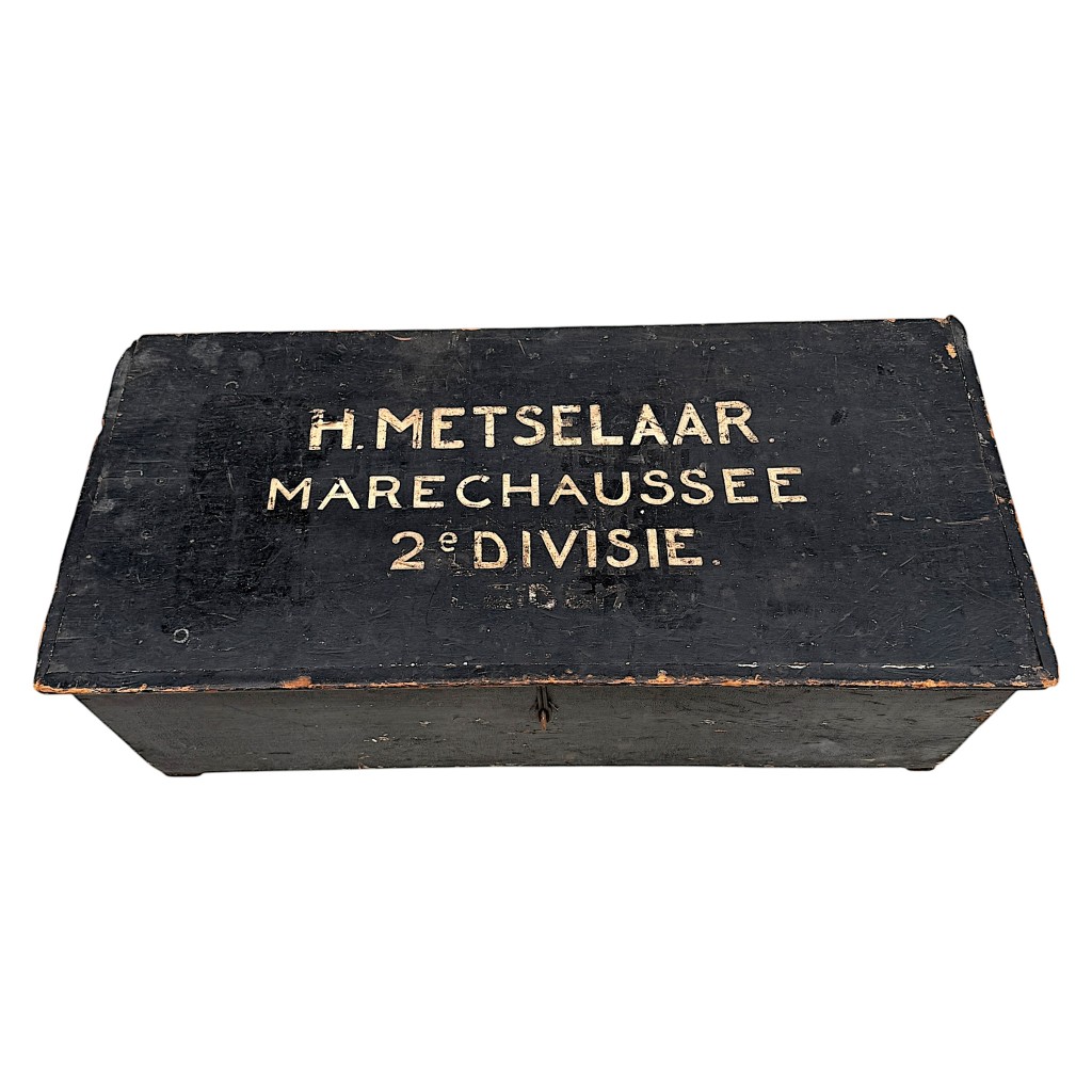 Originele Nederlandse Marechaussee kist Pre 1940 met opschrift H. Metselaar 2e Divisie
